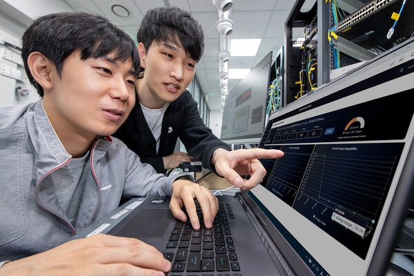 ▲KT 연구원이 판교 5G 테스트베드 센터에서 오픈랜 통신 환경에서 전력을 절감할는 기술을 검증하고 있다. ⓒKT