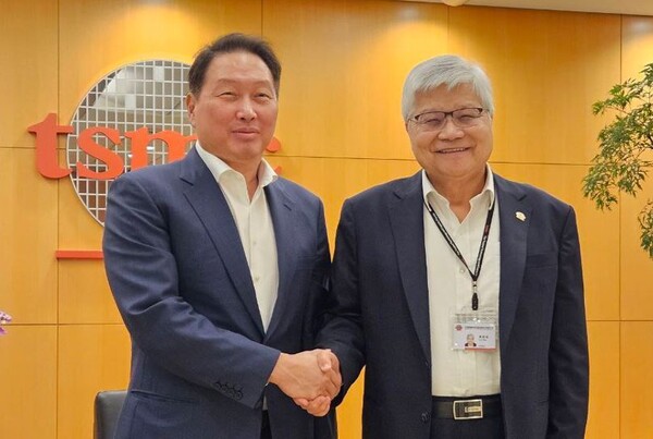 ▲최태원 SK 그룹 회장(왼쪽)과 TSMC 웨이저자 회장이 6일 대만 타이베이 TSMC 본사에서 사진을 찍고 있다. ⓒSK그룹