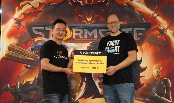 ▲김상구 카카오게임즈 사업본부장(왼쪽)과 팀 모튼 프로스트 자이언트 스튜디오 대표가 퍼블리싱 계약을 맺고 사진을 찍고 있다. ⓒ카카오게임즈
