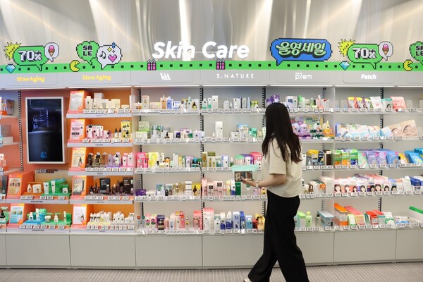 ▲올영세일 기간 올리브영 광주 타운을 찾은 고객이 K뷰티 쇼핑을 즐기는 모습. ⓒCJ올리브영