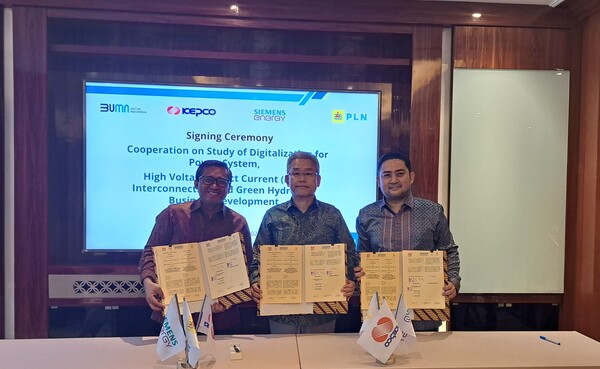 ▲업무협약(MOU) 체결 후 기념 촬영에 나선 (왼쪽부터) 하르탄토 위보워 인도네시아 전력 공사(PLN) 부사장, 김동철 한전 사장, 안딜로 하라합 지멘스 에너지 인도네시아 대표. ⓒ한국전력공사