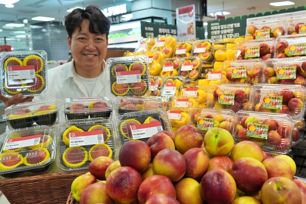 ▲롯데마트 제타플렉스 잠실점에서 매향복숭아를 소개하는 모습. ⓒ롯데쇼핑