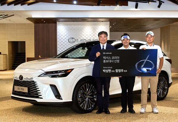 ▲(왼쪽부터) 콘야마 마나부 렉서스코리아 사장, 박상현 선수, 함정우 선수. ⓒ렉서스코리아