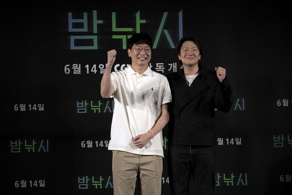 ▲영화 ‘밤낚시’의 연출을 맡은 문병곤 감독(왼쪽), 출연과 공동제작을 맡은 배우 손석구가 기념 촬영을 하고 있다. ⓒ현대자동차