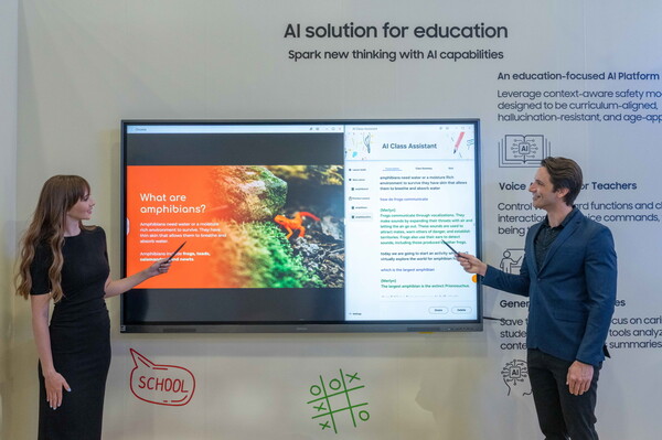 ▲미국 라스베이거스에서 열리는 북미 최대 디스플레이 전시회인 '인포콤(Infocomm) 2024' 에서 삼성전자 모델이 AI 기능이 탑재된 새로운 '전자칠판 솔루션'을 소개하고 있다. ⓒ삼성전자