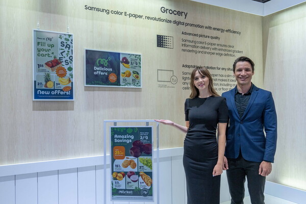 ▲삼성전자 모델이 전력 공급 없이 디지털 콘텐츠 광고가 가능한 신개념 사이니지인 '삼성 컬러 이페이퍼(Color E-Paper)를 소개하고 있다. ⓒ삼성전자