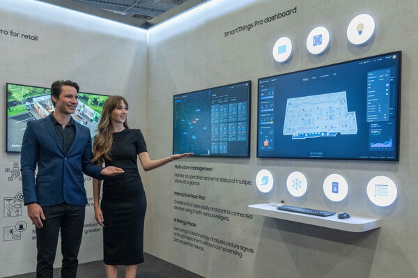 ▲삼성전자 모델이 B2B용 통합 연결 플랫폼인 '스마트싱스 프로' 솔루션을 소개하고  있다. ⓒ삼성전자