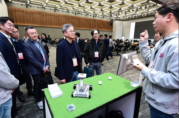 ▲이삼수 LG전자 부사장(가운데)이 지난 20일 마곡 LG사이언스파크에서 열린 '스튜디오341' 데모데이에서 '엑스업' 김한수 정보담당 최고 경영자(CIO)의 설명을 듣고 있다. ⓒLG전자