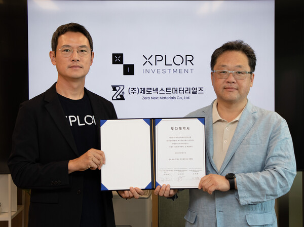▲제로넥스트머터리얼즈 분사 후, GS건설 CVC 자회사인 엑스플로인베스트먼트를 통해 투자 유치를 받고 류종현 제로넥스트머터리얼즈 CEO(오른쪽), 이종훈 엑스플로인베스트먼트 대표가 기념사진 촬영을 하고 있다 ⓒGS건설