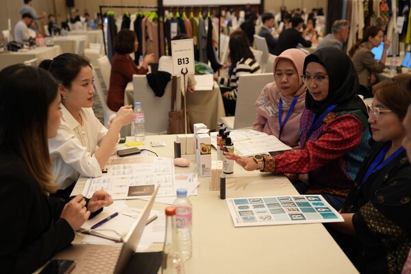 ▲지난해 9월 자카르타에서 진행한 B2B 수출상담회에서 현지 유통기업이 상담하는 모습. ⓒ롯데