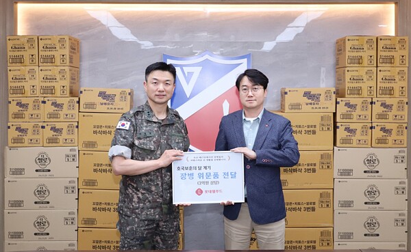 ▲위세량 롯데웰푸드 커뮤니케이션부문장(오른쪽)과 이광섭 17사단장이 위문품 전달 기념 촬영을 하고 있다. ⓒ롯데웰푸드