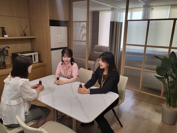 ▲태광그룹이 전사(全社) 차원에서 임직원의 근무 환경 전반을 개선하는 데 속도를 내고 있다. 최근 리모델링 공사를 마친 태광그룹 섬유석유화학 계열사 태광산업 여성휴게실에서 직원들이 담소를 나누고 있다. ⓒ 태광그룹