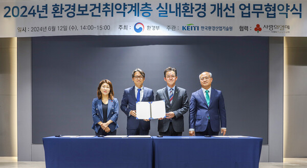 ▲성재용 현대L&C 인테리어자재사업부장(왼쪽 두 번째)과 임상준 환경부 차관(왼쪽 세 번째)이 업무협약식에서 기념촬영하고 있다. ⓒ현대백화점그룹