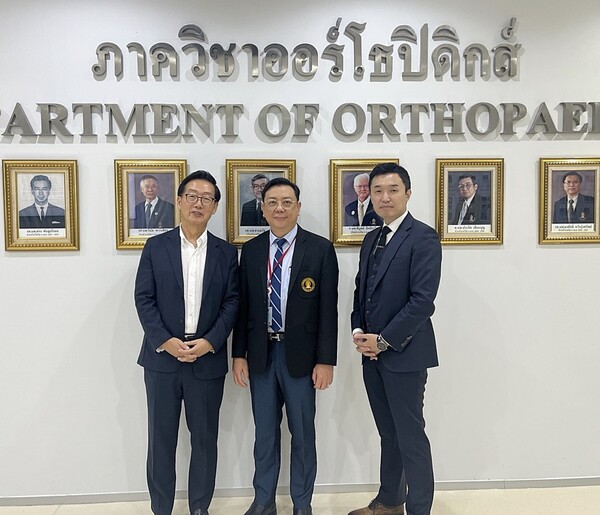 ▲기성욱 ME&H 대표이사, 위찬(Wicharn) 왕립 쭐라롱꼰 대학병원 정형외과 과장, 박경식 엘앤케이바이오메드 GB본부 부장이 기념촬영을 하고 있는 모습(사진 왼쪽부터). ⓒ엘앤케이바이오메드