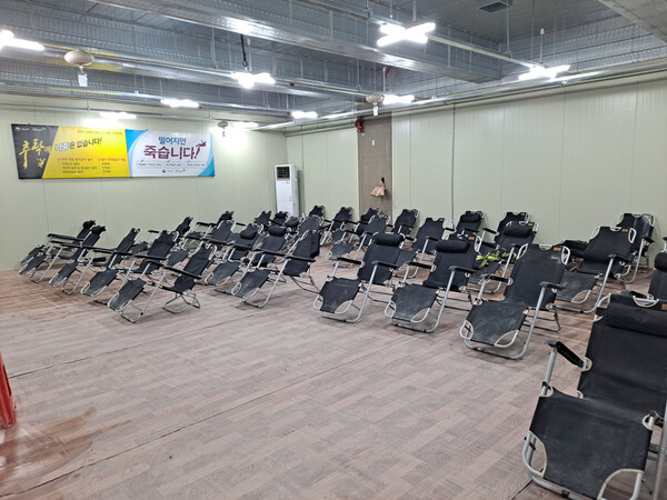 ▲DL건설 현장 내 근로자들이 누워서 쉴 수 있는 휴게실 모습. ⓒDL건설