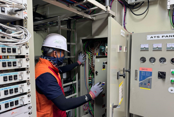 ▲(포스코와 이동통신 3사가 지난 13일 광양제철소에서 진행한 재난 대비 비상대응훈련에서) 기술 인력이 모의 정전상황에 대응하고 있다. ⓒ포스코