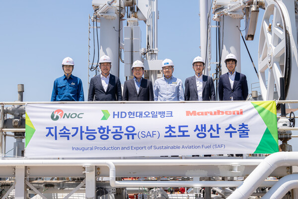 ▲(왼쪽부터)이주현 한국석유공사 서산지사장, 전병혁 한국석유공사 석유사업처장, 박진혁 HD현대오일뱅크 트레이딩부문장, 이승호 HD현대오일뱅크 생산운영기획부문장, 마사토미 류이치 한국마루베니 대표, 시라이시 준페이 마루베니 차세대 연료사업기획팀장이 지속가능 항공유 초도 생산 수출 행사에서 기념사진을 촬영하고 있다. ⓒHD현대오일뱅크