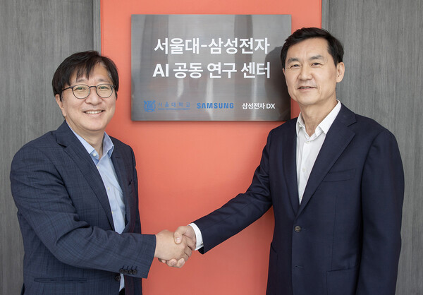 ▲17일 서울 관악구 소재 서울대 글로벌공학교육센터에서 전경훈 삼성전자 DX부문 CTO겸 삼성리서치장 사장(오른쪽)과 김영오 서울대 공과대학장이 기념촬영을 하고 있다. ⓒ삼성전자