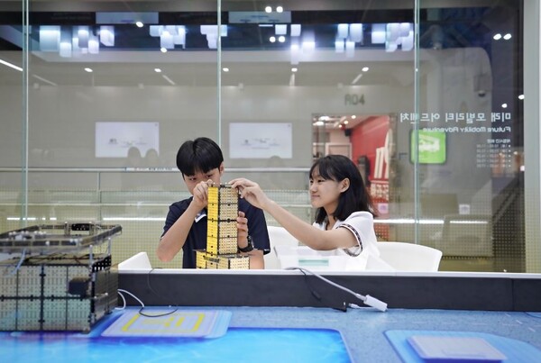 ▲미래 모빌리티 전문가 업무를 간접 체험해보는 청소년들. ⓒ카카오모빌리티