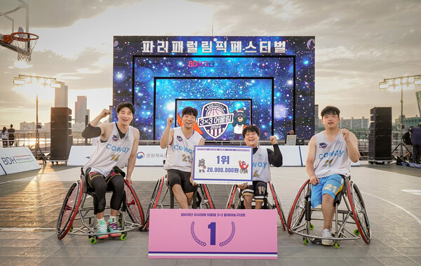 ▲ 파리 패럴림픽 페스티벌 BDH 이사장배 어울림 3X3휠체어농구 대회에서 우승을 차지한 코웨이 노블 팀이 기념 촬영을 했다. ⓒ코웨이