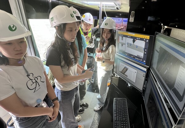 ▲일산테크노밸리 조성공사 현장에 견학 온 한양대학교 건설환경공학부 학생들이 건설장비 무인화를 위해 불도저에 설치된 GPS 수신 장치와 원격관제실 시스템에 대한 설명을 듣고 있다. ⓒ대보건설