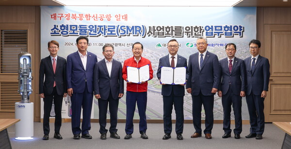 ▲한국수력원자력이 17일 대구시와 혁신형 소형모듈원자로(SMR) 협력을 위한 협약을 체결했다. 홍준표 대구시장(왼쪽 네번째)과 황주호 한국수력원자력 사장(오른쪽 네번째). ⓒ한국수력원자력