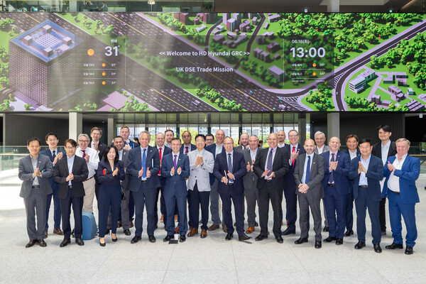 ▲영국 방산 경제사절단이 18일 경기 성남시에 있는 HD현대 글로벌R&D센터를 방문해 함정 사업 관련 협력 방안을 모색했다. ⓒHD현대