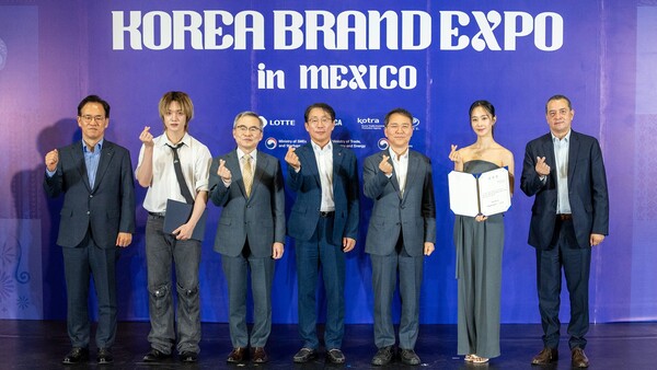 ▲김상순 KOTRA 중남미지역본부장, 노매드 도의, 허태완 주멕시코 대한민국 대사관 대사, 김재겸 롯데홈쇼핑 대표, 김영환 대중소기업농어업협력재단 사무총장, 소녀시대 유리, 움베르토 에스케다 라모스 멕시코 대외무역투자기술 위원회 대표(사진 왼쪽부터). ⓒ롯데홈쇼핑