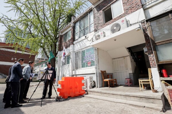 ▲'미래타운' 대상지 행신동 노후 빌라 밀집지역을 방문한 이동환 고양특례시장 ⓒ고양시