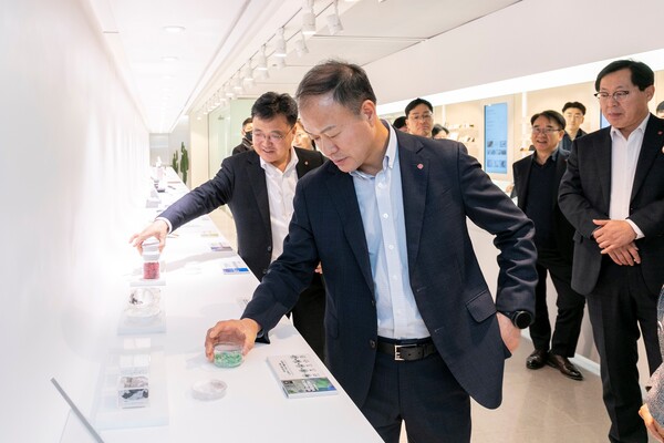 ▲이훈기 롯데케미칼 사장이 지난 2일 롯데케미칼 의왕사업장 ‘A VIEW(에이뷰)’ 쇼룸에서 친환경 스페셜티 소재를 둘러보고 있다. ⓒ롯데케미칼