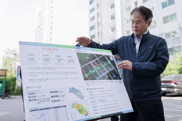 ▲19일 노후 아파트 단지를 방문한 이동환 고양특례시장이 주거환경 개선에 대해 설명하고 있다. ⓒ고양시