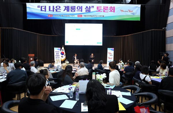 ▲이응우 계룡시장은 지난 15일 다양한 계층의 시민 목소리를 듣기 위해 시민토론회를 실시했다.ⓒ계룡시