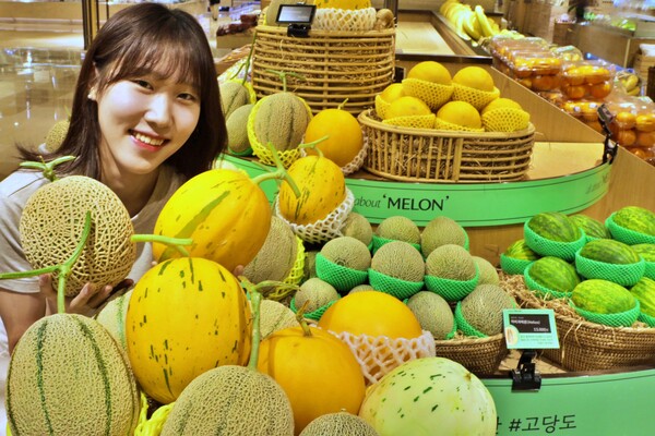 ▲롯데백화점 ‘올 어바웃 멜론’ 행사장에서 과일을 소개하는 모습. ⓒ롯데쇼핑