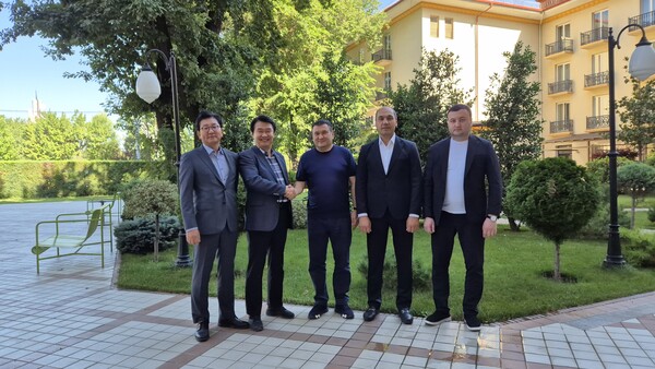 ▲조찬모임 장소 앞에서 (왼쪽 두번째부터) 정용기 한국지역난방공사 사장, 미르자마무도프 주라벡 우즈베키스탄 에너지부 장관, 아딜로프 다브론존 건설공공주택서비스부 차관이 기념 촬영을 하고 있다. ⓒ한국지역난방공사