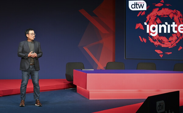 ▲SKT 유영상 CEO가 현지시간 기준 18일 코펜하겐에서 열린 ‘글로벌 텔코 AI 라운드테이블’ 행사에서 오프닝 스피치를 하고 있다. ⓒSKT