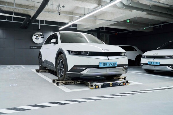 ▲현대위아가 개발한 주차 로봇이 팩토리얼 성수 지하주차장에서 차량을 주차하고 있다. ⓒ현대차·기아