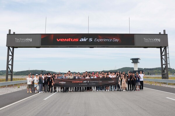 ▲한국타이어가 지난 20일 한국테크노링에서 진행한 ‘벤투스 에어 S 익스피리언스 데이’ 행사 단체 사진. ⓒ한국타이어