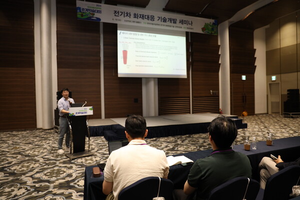 ▲지난 19일 ‘2024 한국자동차공학회 춘계학술대회’에서 열린 ‘전기차 화재 대응 기술 개발 세미나’에서 김진용 한양대학교 기계공학과 교수가 발표를 하고 있다. ⓒ한국자동차공학회
