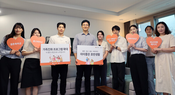 ▲김대헌 호반그룹 기획총괄사장(왼쪽부터 네번째)과 임직원들이 가족친화 프로그램 확대 기념사진을 촬영하고 있다. ⓒ호반그룹
