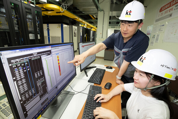 ▲KT의 네트워크 전문가가 새롭게 구축된 100 기가 급 전송망을 점검하고 있다. ⓒKT