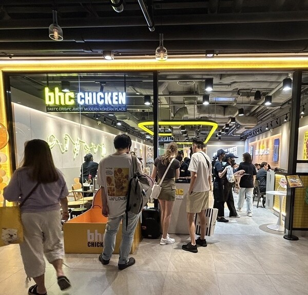 ▲bhc 치킨, 태국 6호점(bhc 시암센터점) 매장 이미지. ⓒbhc