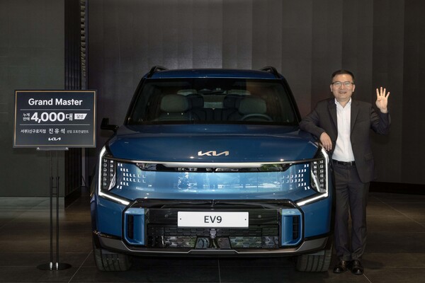 ▲기아 차량 4,000대를 판매해 ‘그랜드 마스터’에 오른 진유석 선임 오토컨설턴트. ⓒ기아