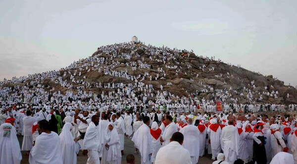 ▲사우디아라비아의 성스러운 도시 메카의 ‘자비의 산’에 모인 순례자들 ⓒCNN 홈페이지 캡쳐