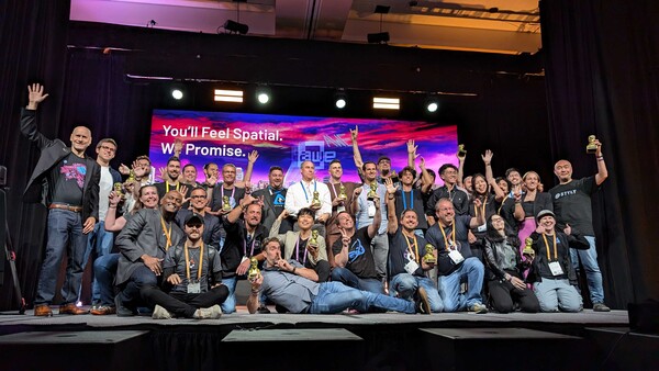 ▲AWE 2024 수상자들이 단체 기념 사진을 촬영하고 있다. 사진 정중앙 베이지 자켓 차림의 남성이 채창훈 한국전력공사 선임연구원. ⓒ한국전력공사