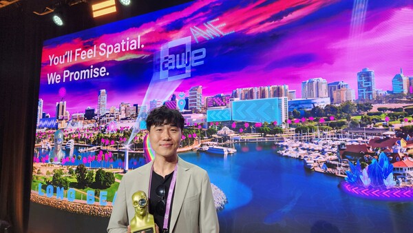 ▲채창훈 한전 선임연구원이 AWE 2024에서 수상 후 기념 촬영을 하고 있다. ⓒ한국전력공사