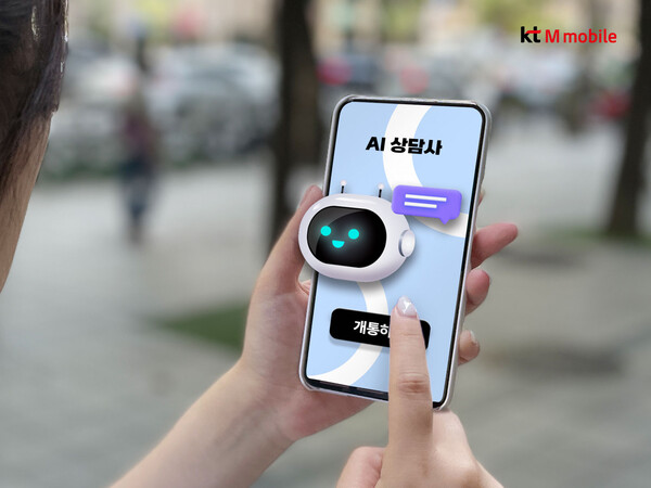 ▲스마트폰을 활용하여 KT엠모바일 다이렉트몰에서 AI 자동개통 서비스를 이용하고 있다. ⓒKT엠모바일