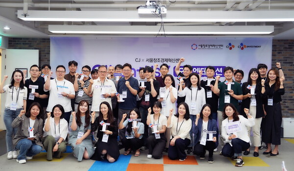 ▲오벤터스로 7기 선발된 스타트업 8개팀이 서울 용산구 서울창조경제혁신센터에 열린 오리엔테이션을 마친 뒤 단체사진을 촬영하고 있다. ⓒ