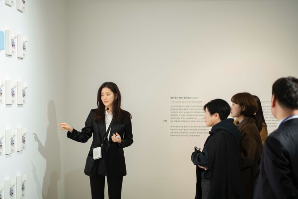 ▲제주 포도뮤지엄에서 관람객들에게 전시를 소개하고 있는 김희영 총괄디렉터 ⓒ 포도뮤지엄