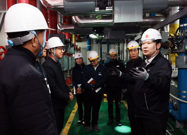 ▲정용기 한국지역난방공사 사장(오른쪽)이 지난해 11월 23일 공공임대주택 난방시설 현장을 점검하고 있다. ⓒ한국지역난방공사