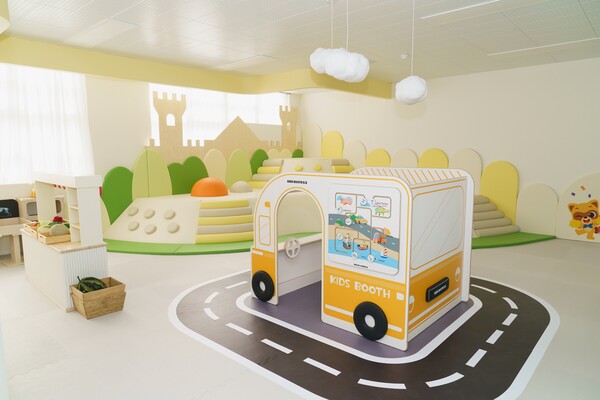 ▲롯데그룹은 폐교인 전라남도 여수시 화양면 나진초등학교 용창분교에 맘(mom)편한 놀이터 27호점을 개소했다. ⓒ롯데